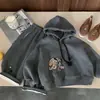 Nuevo conjunto de invierno 2026 para niños, con una sudadera con capucha de dibujos animados forrada de forro polar y pantalones deportivos gruesos, en estilo coreano adecuado para niños y niñas.