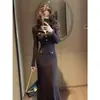 Elegante vestido estilo francês para ocasiões importantes, com cintura marcada e um toque sofisticado, combinado com um vestido de tricô cor de café para o outono