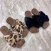 Chinelos de Pelo da Moda, Populares Online, Tiras Cruzadas Estilo Chanel Retrô para Uso Externo Feminino, Novos 2026 Estampa de Leopardo Chinelos de Algodão Versáteis com Solado Macio