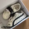 Tênis versáteis pretos e brancos com estampa de estrelas, fofos e estilosos, estilo coreano, para mulheres, novos mocassins da moda outono 2026