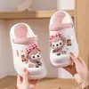 2026 Nuevos Zapatos de Agujeros Lindos de Dibujos Animados para Mujer, Casuales para Exteriores, Suela Gruesa Antideslizantes, Chanclas Cerradas de Playa para Celebridades de Internet