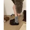 Mocasines grises, lindos y peculiares para mujer, diseñados para figuras petite, con suelas gruesas, forro de felpa y un aumento de altura interior de 5 cm, que se asemejan a pantuflas estilo Birkenstock.