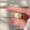 Brincos de Zircônia em Formato de Coração para Mulheres, Modernos e Luxuosos, Design Vazado com Diamantes Brilhantes, Brincos Dourados em Formato de Coração para o Dia a Dia, Tendência