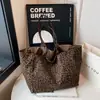 Nova Bolsa Tote Estampada de Leopardo Tendência para Mulheres, Estilo Coreano e Japonês, Bolsa de Mão Grande de Lona, Bolsa de Ombro Versátil para Usar sob o Braço, Atacado