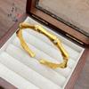 Pulsera de bambú cepillado con diamantes y oro antiguo de arena de alta retención de color del mismo estilo de Gold Store para mujer. Nueva pulsera de bambú chinoiserie al por mayor.
