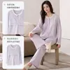 Pijama feminino de algodão para primavera e outono com sutiã embutido, gola redonda, mangas compridas, cor sólida, estilo casual, com punhos elásticos, adequado para usar como roupa de casa