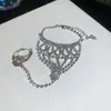 Pulseira Anel Integrado Vazado Cravejado de Diamantes, Toque de Luxo Leve e de Alta Qualidade, Joia com Design Único e de Nicho para Mulheres