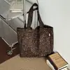 Bolsa de Lona Estampada de Leopardo Niche Coreana para Mulheres Nova para Primavera e Verão Estilo Preguiçoso Casual Bolsa de Ombro Grande Capacidade Bolsa Tote para o Dia a Dia