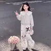 Conjunto de Dos Piezas para Niñas 2026 Primavera y Otoño Estilo Coreano Diseño Único Sudadera de Manga Larga con Adorno de Encaje y Pantalones Casuales Moderno