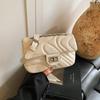 Bolsa pequena popular deste ano para mulheres, primavera e verão, combinando com tudo, nova moda 2025, bolsa mensageiro com corrente de textura, bolsa quadrada pequena para mulheres