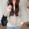 Sudadera con capucha a rayas de diseño de personalidad moderna vintage con cremallera de doble sentido para mujer, nuevo top versátil holgado para otoño