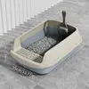 Bandeja sanitaria de plástico engrosado, tamaño grande, semicerrada, diseñada para evitar que la arena se esparza; viene con una pala para arena; una caja de arena especializada para gatos