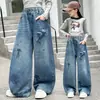 Jeans Wide-Leg Feminino Primavera e Outono Novo Estilo Coreano Calças Largas Compridas com Bordado de Desenho Animado para Crianças