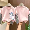 Camiseta de manga comprida para meninas, novo modelo outono 2026, blusa básica infantil, top super estiloso de duas peças falsas para meninas