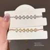 Pulsera Colgante Corazón de Circonita Bañada en Oro Real de 18K Moda Retro Pulsera Sencilla Lujo Accesible Joyería de Mano de Alta Gama para Mujeres