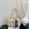 Bolso de mano de alta gama para mujer, nuevo y moderno para 2026, otoño, pequeño, de nicho, exquisito, de un solo hombro, para debajo del brazo, bolso moderno para el trabajo y el commute