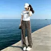 Conjunto de Moda Versátil: Top Esportivo Estilo Americano com Caimento Solto, Estampa Listrada Color Block e Calça de Pijama com Cintura Elástica Estampada de Leopardo e Pernas Retas