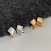 Pendientes Europeos y Americanos de Diseño de Nicho con Metal Cepillado Irregular Retorcido Incrustados con Diamantes Estilo Frío Pendientes de Gama Alta
