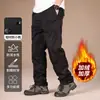 Producto de exportación de alta calidad: Pantalones softshell para exteriores con forro polar, a prueba de viento e impermeables, pantalones casuales rectos de invierno para hombre, pantalones de trabajo multibolsillos