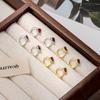 Brincos adoráveis de prata esterlina S925 com microincrustações vermelhas, estilo francês simples e versátil, brincos de argola para piercing de orelha de alta qualidade