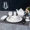 Conjunto de mesa cerâmico de três peças prato de osso Tigela Asa Colher Copo pauzinhos Hotel hotel desinfecção Linha Dourada borda azul louça atacado