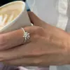El mismo deslumbrante anillo de circón de Xiaohongshu, un diseño de nicho con alto valor estético, adecuado para el dedo índice, joyería versátil