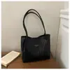 Bolsa tote feminina grande de ombro casual estilo vintage coreano para trabalho e deslocamento, novo padrão trançado 2026