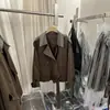 Gabardina corta estilo coreano para mujer, nueva moda otoño 2026, cuello de cuero con bloques de color, doble botonadura, talla petite, moderno