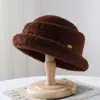 Moda Estilo Coreano Color Sólido Simple Lana de Cordero Engrosado Cálido Sombrero Cubo con Decoración de Pequeño Logotipo Metálico Versátil Sombrero Cloche de Ala Pequeña