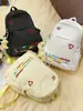 Mochila Fofa para Estudante Universitário 2025 Nova Leve Bordada Mochila de Viagem Nicho Roupas de Trabalho Versátil Ins Pequena Bolsa Escolar