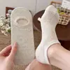 "Calcetines tobilleros calados" Estilo de verano finos calcetines tobilleros de malla con estampado floral oscuro y puño de burbuja calcetines tobilleros invisibles antideslizantes calcetines transpirables de corte bajo para mujer
