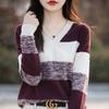 Novo suéter de malha listrado de algodão em V de algodão puro das mulheres combinando com cores de estilo coreano All Cotton Base Top Loose Shoulder Sweater