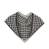 Bufanda Triangular de Punto a Cuadros Blanco y Negro Nueva para Otoño e Invierno con Hebilla Magnética, Bola Dorada Pequeña, Chal Protector de Cuello de Alta Gama