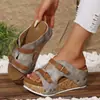Sandalias de cuña con tira de hebilla de talla grande de suela gruesa de comercio exterior, nuevo modelo de verano 2025, sandalias de playa para mujer con tira de hebilla, suela de espuma ligera, puntera abierta