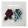 Bufanda de punto a rayas para niños, moderna y linda con pompoms de dibujos animados, un calentador de cuello de invierno elegante y cálido para bebés