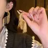 Pendientes Redondos con Borla, Tachuelas Plateadas y Diamantes, Lujo Ligero, Gama Alta, Elegantes, Modernos y Versátiles, Pendientes de Diseño de Nicho