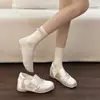 Zapatos Mary Jane estilo ballet con diseño para aumentar la altura, caracterizados por un tacón grueso, una punta poco profunda y un look versátil y moderno, perfectos para la temporada de otoño 2026, y asegurados con una correa de velcro.