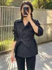 Foto real del nuevo abrigo casual corto para mujer estilo nicho vintage 2026 con cuello de solapa, botones de doble botonadura y corte holgado