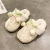 Moda otoño e invierno Baotou lindo floral nuevo estilo Baotou pantuflas peludas para mujer, pantuflas cálidas de algodón para uso exterior, 2026