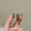 Anillo de Diamantes Brillantes Retro de Lujo Ligero, Moderno y Versátil, con un Diseño Exquisito y una Sensación de Alta Gama, Elegante para el Viaje Diario