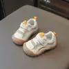 Nueva colección de primavera y otoño de zapatos para caminar para niños pequeños, con suelas antideslizantes, cierres de velcro, diseños de dibujos animados y una suela suave y cómoda para usar al aire libre