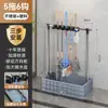 Soporte de piso para mopa y escoba de acero inoxidable con diseño elevado, que cuenta con una rejilla de drenaje para almacenar artículos de limpieza y organizar el baño