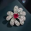 Broche Flor Oca Brilhante e Elegante Feito de Liga de Cobre com Zircônia Microincrustada e Coríndon Vermelho, Exalando uma Sensação Luxuosa e Sofisticada para Mulheres