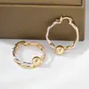 Brincos de Argola Grandes com Contas Douradas Torcidas para Mulheres, Estilo Europeu e Americano, Emenda Irregular de Metal com Conta Redonda Única, Luxo Leve e Sensação de Alto Padrão, Transfronteiriço
