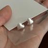 Pendientes de botón de amor cepillado para mujer, diseño de nicho simple, mini pendientes esmerilados en forma de corazón para uso diario sin dormir, de moda.
