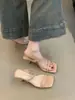 Sandalias de tiras cuadradas exquisitas estilo francés para mujer 2026, tacones de aguja abiertos versátiles en negro para combinar con faldas