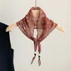 Pañuelo de Seda Retro Versátil Estilo Hong Kong, Pañuelo Triangular de Moda, Accesorios de Alta Gama, Elegantes y Elegantes, Pañuelo Delgado para el Cuello, Multiusos