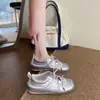 Zapatos de entrenamiento versátiles alemanes 2026 verano nuevo versión coreana estilo ballet zapatos individuales plateados deportivos casuales para mujer
