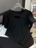 Camiseta de manga corta hueca gris estilo Pure Desire para mujer, de verano, dulce y sexy, de corte entallado, diseño irregular, top pequeño con sensación de sensación.