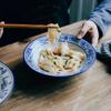 Tazón frío de cerámica azul y blanco de 8 pulgadas al por mayor Xi' an comercial de boca poco profunda restaurante de fideos Shaanxi fideos de arroz fríos